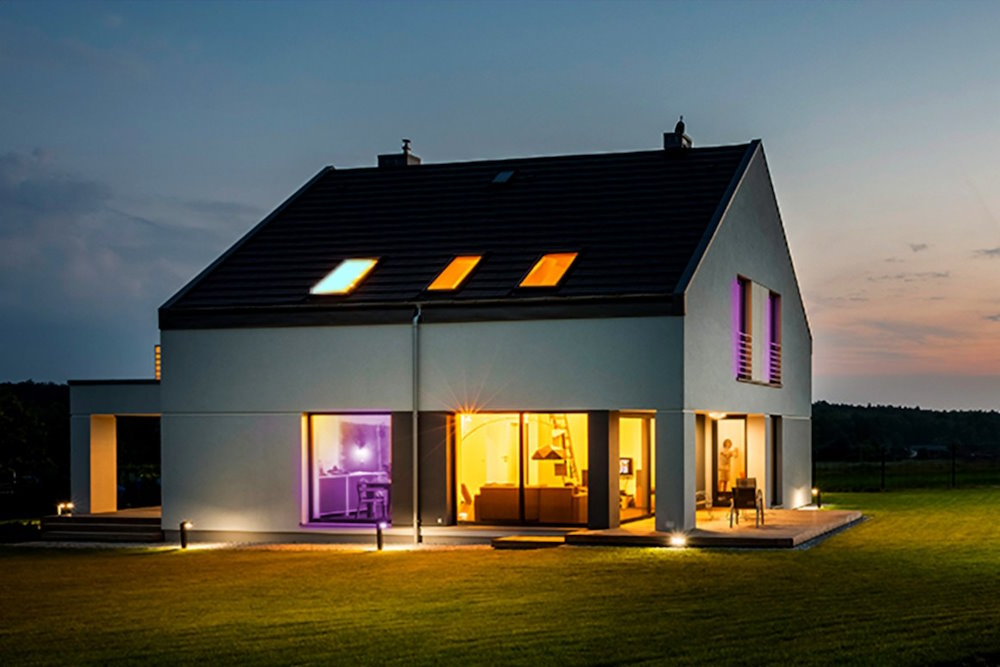 Modernes Haus mit Beleuchtung bei Nacht